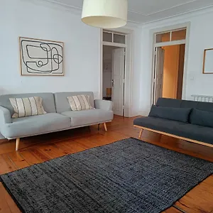 stunning-apartment-near-chiado.hotels-lisbon-portugal.com/